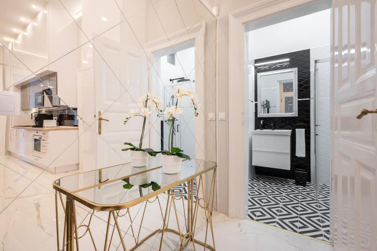 Premium Art Deco Apartment At Broadway // 4Bdr & 3Br بودابست المظهر الخارجي الصورة